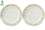 PORCELANA CP - CZE-CHUSLOVAKIA - Dois Belíssimos Pratos para Servir Bolo, em fina porcelana tcheca, com delicada guirlanda floral, filetados a ouro, com marca da manufatura na base. Diâmetro: 18 cm. xx Fio de cabelo nos dois pratos.