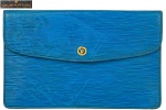LOUIS VUITTON - Belíssima Carteira, em couro sintético frisado, na tonalidade azul, fecho de pressão monogramado, interior em material sintético preto, com bolso extra com fecho metálico monogramado. Dimensões: 17 cm X 27 cm X 4 cm (Alt./Comp./Larg.). Pouco uso.