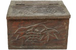 Antiga Caixa com tampa retrátil, de Coleção, em madeira esculpida com figuras de Fruta de Conde. Dimensões: 17 cm X 25 cm X 21,5 cm (Alt./Comp./Larg.).