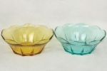 Duas Antigas Travessas Redondas Fundas, possivelmente de origem francesa, em vidro prensado, nas tonalidades verde e amarelo citrino, bordas em movimento. Dimensões: 7,5 cm X 20,5 cm (Alt./Diâm.). xxx
