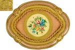 FIRENZE - ITALY - Belíssima e Exclusiva Bandeja Ovalada Italiana, pintada à mão com decoração floral em reserva, circulada por guirlanda dourada, fundo na tonalidade cor-de-rosa, com identificação na base. Dimensões: 34 cm X 26,5 cm (Comp./Larg.). lxxx