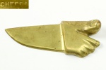 PETRINA CHECCACCI - Escultura, em bronze polido, representando Pé, para uso como porta cartões e lâmina para abertura de correspondências. Dimensões: 2 cm X 12,5 cm X 5 cm (Alt./Comp./Larg.).
