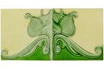 ART NOUVEAU - BÉLGICA - MANUFATURA GILLOT HEMIXEM (1890 à 1920) - Par de Belíssimos Azulejos belgas de Coleção, em auto relevo, decorado com Rosa Verde e Branca sobre fundo creme. Dimensões: 15 cm X 15 cm (Comp./Larg.).