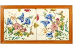 ITALY - Par de Belíssimos Azulejos italianos de Coleção, em moldura de madeira, com decoração floral sobre fundo branco. Dimensões: 20 cm X 20 cm cada (Comp./Larg.).