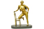 NÚ FEMININO E CADEIRA - Belíssima Escultura, representando Dançarina com cadeira, em bronze polido e base em granito preto. Dimensões: 37 cm X 23 cm X 18 cm (Alt./Comp./Larg.); Base: 32 cm X 23 (Comp./Larg.). Assinatura não identificada. NÃO PODE SER DESPACHADA PELOS CORREIOS.