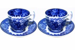 ENOCH WOODS ENGLISH SCENERY - WOODS & SONS - ENGLAND - Par de Belíssima Xícaras de Café e seus respectivos pires, em fina porcelana inglesa, no padrão "Blue & White", com decoração dita "Fazendinha". Dimensões: 5,5 cm X 7 cm (Alt./Diâm.). xl