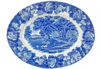 ENOCH WOODS & SONS - ENGLISH SCENERY - ENGLAND - Travessa Oval Rasa, executada em fina porcelana Inglesa, no padrão "Blue & white", decoração dita "Fazendinha", borda canelada, marca da manufatura na base. Dimensões: 30 cm X 23,5 cm (Alt./Comp./Larg.). cl