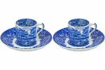 ENOCH WOODS ENGLISH SCENERY - WOODS & SONS - ENGLAND - Par de Belíssima Xícaras de Café e seus respectivos pires, em fina porcelana inglesa, no padrão "Blue & White", com decoração dita "Fazendinha". Dimensões: 5 cm X 5 cm (Alt./Diâm.). xl