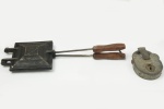 Uma Forma de Fazer Sanduiche antiga e um cadeado sem chave, ambos em metal.de Coleção.
