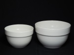 Dois bowls em porcelana branca. Um com bicados. Marcados Oxford Bazaar, Brasil. 16 x 25cm e 13 x 20cm.