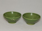 LUIZ SALVADOR - Par de bowls em faiança verde vitrificada. Marcadas no fundo. 8 x 14cm.