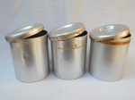 Três potes para mantimentos em alumínio. Desgastes. 20 x 15cm.