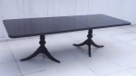 Mesa de jantar elástica, madeira nobre, pés com terminações em bronze. Estilo inglês. uma tábua sobressalente. 220 x 110cm. tábua 40 x 110cm.