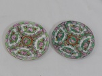 Dois pratinhos em porcelana oriental ricamente decorados com flores e folhagens policromadas. Selos no fundo de procedência chinesa e de Macau. Diâms. 12,5cm.