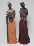 ARTE AFRO - Duas esculturas em resina policromada representando mulheres africanas em trajes massai. Apresenta leves desgastes. Alts. 29cm. 