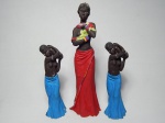 ARTE AFRO - Três esculturas em resina policromada representando mulheres tribais africanas. Apresenta leves desgastes. Alts. 29 e 20cm.