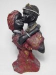 ARTE AFRO - Escultura em resina policromada representando casal tribal africano em trajes massai. 28 x 14 x 14cm.
