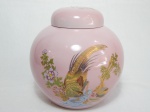 Potiche em porcelana chinesa, fundo rosa, decoração policromada de flores e folhagens sobre charrete. Marca não identificada ao fundo. Alt. 16cm.