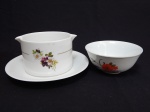 Duas peças em porcelana branca: molheira com presentoir, decorada com flores, marcada Renner, 9 x 20cm; e bowl decorado com flores e friso prateado. Marcado Real. 5 x 11cm.