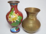 Dois vasos em metal: a) Em cloisonné, fundo vermelho carmesim, aplicado com decoração policromada de flores. Alt. 20cm. b) Em metal amarelo indiano, cinzelado com figuras de flores e folhagens. Alt. 15cm.