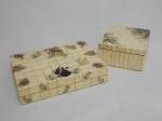 Duas caixas confeccionadas em madeira revestida por placas de osso, decoração aplicada de flores, uma retangular e outra quadrada. 3 x 16 x 11cm e 5 x 10cm.