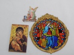 Três peças religiosas: a) Salva decorativa em resina e acrílico representanddo vitral religioso, diâm. 16cm. b) Placa em madeira com ícone representando Nossa Senhora. 11 x 7cm. c) Imã de geladeira representando arcanjo protegendo crianças. 7 x 6cm.