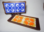 Duas bandejas retangulares em madeira, fundo aplicado com azulejos, um com decoração em azul, um em laranja. 19 x 34cm e 38 x 17cm.