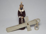 Duas figuras religiosas: a) ARTE POPULAR - CÍCERO ANTONIO - Escultura em barro cozido representando São Francisco de Assis. Cabeça quebrada e colada, pássaro das mãos sem a cabeça. Alt. 24cm. b) Crucifixo confeccionado em pedra sabão, com parte de corrente. 33 x 12cm.