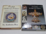 LIVRO (2) - Dois livros sobre porcelana: a) "David Battie's guide to understanding 19th and 20th century British Porcelain", livro sobre coleções de porcelana inglesa e europeia no geral, edição Antique Collector's Club, 1994, 320 páginas. b) "English Delfware Pottery in the Robert Hall Warren collection", Anthony Ray, 1968. Antigo livro sobre porcelana inglesa Delftware, sobrecapa no estado.