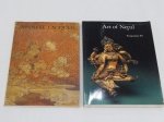 LIVRO (2) - Dois livros sobre arte oriental: a) "Art of Nepal", Pratapaditya Pal, 1985, 257 páginas. Fartamente ilustrado com peças de arte e antiguidade do Nepal e regiões adjacentes. b) "Japanese Laqueur", Ann Yonemura, 1979, 106 páginas. Catálogo ilustrado com peças de arte japonesas presentes na The Free Gallery of Art, Washington DC, EUA.