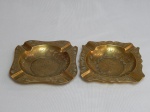 Dois cinzeiros em metal amarelo indiano, formato quadrado cinzelado com folhagens. 2 x 10 x 10cm.