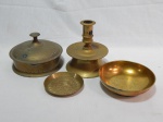 Quatro peças em metal amarelo: a) Caixa redonda aplicada com folhagens cinzeladas. 10 x 14cm. b) Porta-velas com base redonda. Marcado John Sommers. 13 x 10cm. c) Bowl e pratinho aplicados com folhagens cinzeladas. 4 x 12cm e 1 x 9cm. Todas as peças com marcas do tempo.