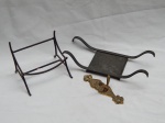 Três peças em metal: a) Pendurador de parede em metal amarelo, moldado com volutas para 2 peças. Alt. 15cm. b) Base em metal prateado marcada Christofle. 6 x 9 x 11c,. c) Suporte para floreiras em ferro. 12 x 14 x 12cm.