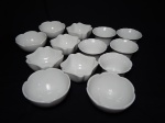Treze tigelas em porcelana branca, decoração diversa. Maior 5 x 10cm.