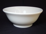 Grande saladeira em porcelana nacional branca, formato redondo. Manufatura Schmidt. 11 x 26cm.