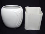 Duas floreiras em porcelana branca, uma ovalada marcada Teixeira, uma em formato quadrangular, com bicados. 13 x 12 x 6cm e 11 x 9cm.