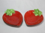 Par de fruteiras em cerâmica vitrificada, confeccionadas na forma de morango. Apresenta leves desgastes no fundo. 5 x 23 x 18cm.