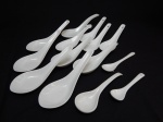 Quatorze colheres em porcelana branca, diversos formatos. Comp. maior 16cm, comp. menor 11cm.