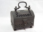 Caixa para grilos em metal dourado indiano, formato de baú, alça em voluta, vazados na forma de cruz. 12 x 10 x 7cm.