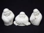 Três figuras de Budas em porcelana branca, sem marcas. Alts. 9, 8 e 7cm.