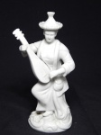 Estatueta em porcelana branca representando mulher musicista oriental segruando alaúde. Quebrado e colado na ponta do alaúde. Alt. 20cm.