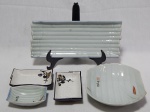 Cinco peças em porcelana para serviço de comida japonesa: bowl, travessa comprida na forma de canoa e 3 porta-molhos. Maior 24 x 9cm, menor 2,5 x 9 x 6cm.