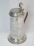 JOHN SOMMERS - Grande tankard em estanho polido, decoração cinzelada de cesta de flores e escritos em alemão. Iniciais 
