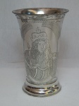 JOHN SOMMERS - Beaker em estanho polido cinzelado com os retratos de Rei William e Rainha Mary da Inglaterra. Réplica do original presente no Museu Victoria & Albert, original fabricada em 1913. Apresenta desgastes. 17 x 11cm.