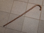 Bengala confeccionada em madeira, estilo rústico, cabo curvo. Alt. 90cm.