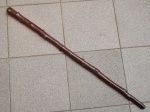 Bengala em madeira nobre na forma de cajado, estilo rústico. Alt. 94cm.