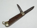 Antigo canivete americano, cabo em resina pirogravada, 2 lâminas, manufaturada pela Imperial Schrader. Comp. 15cm.