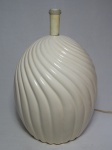 Abajur em porcelana bege, decoração em gomos retorcidos. Parte elétrica não testada. Alt. 47cm.
