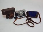 Antiga câmera fotográfica alemã Diax II 35mm Synchro-compur, fabricação Walter Voss. Acompanha capa de couro própria, alça no estado. Funcionamento desconhecido.