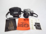 MINOLTA - Antiga câmera fotográfica japonesa Minolta SR-T 101, lente 55mm. Acompanha capa em couro, alça e manuais Minolta. Anos 60/70. Funcionamento desconhecido. Câmera 10 x 15 x 10cm.